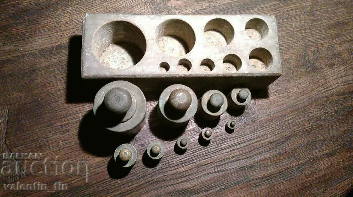 Livrarea Greutăți vechi de alamă, grame, greutăți