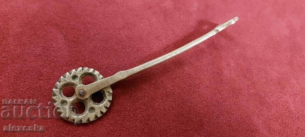 An old pizza knife with price 20.00 BGN | € 10.23 An old pizza knife with price 20.00 BGN | € 10.23