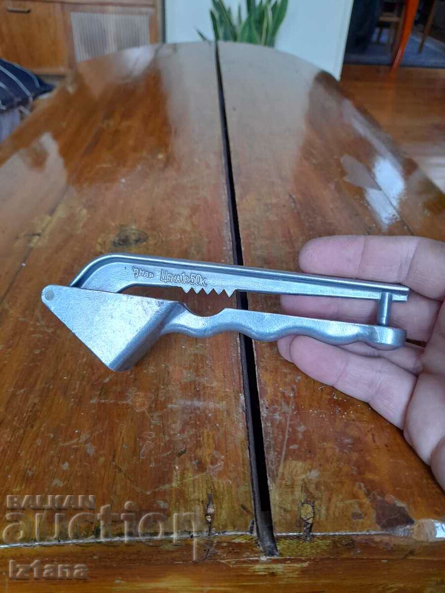 Auction Old aluminum garlic press Auction Old aluminum garlic press