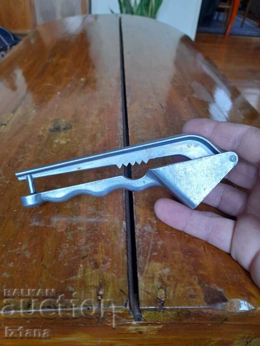 Delivery of Old aluminum garlic press Delivery of Old aluminum garlic press