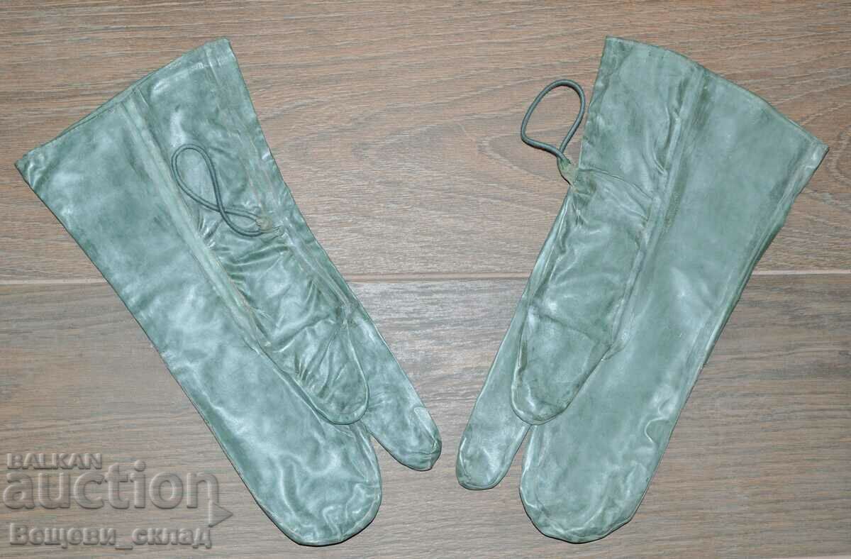 Anti-chemical gloves from the Bulgarian Army