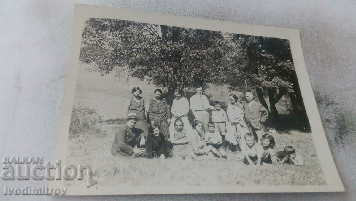 Foto Bărbați gins și copii pe pajiște