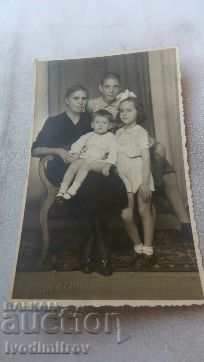 Foto Femeie și trei copii 1943