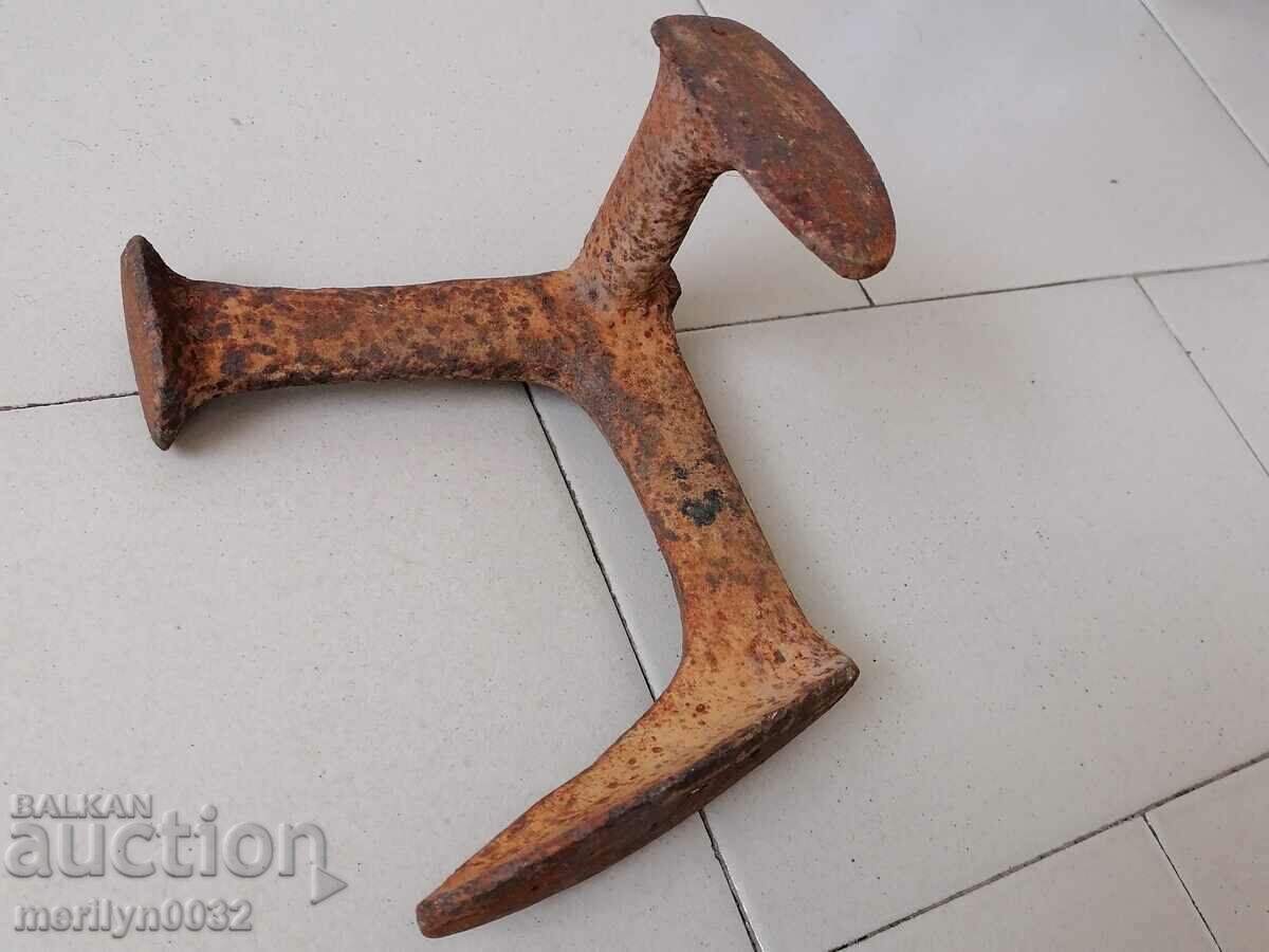 Auction  Old shoemaker anvil, wrought iron