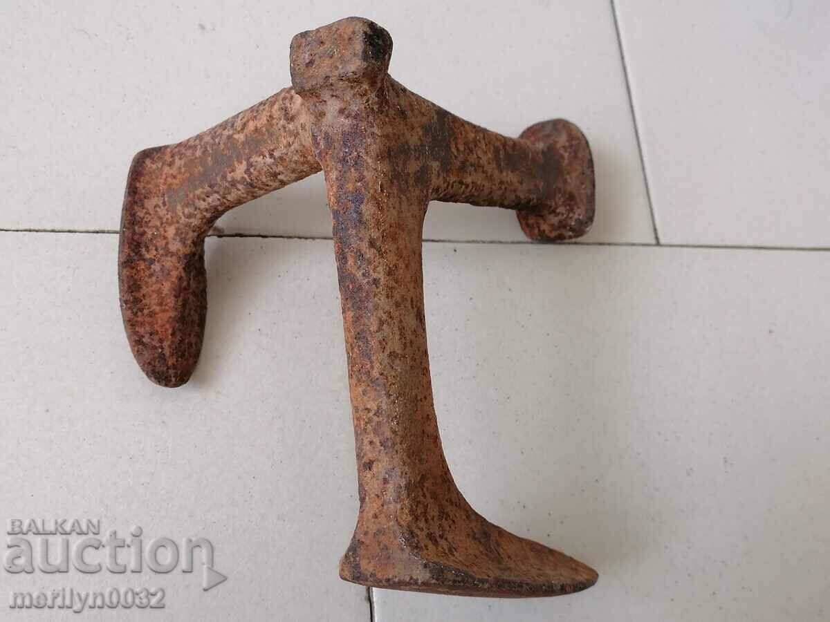 Delivery of Old shoemaker anvil, wrought iron