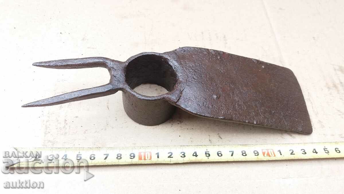 Auction FORGED RENAISSANCE HOE, SHOVEL - TOOL Auction FORGED RENAISSANCE HOE, SHOVEL - TOOL