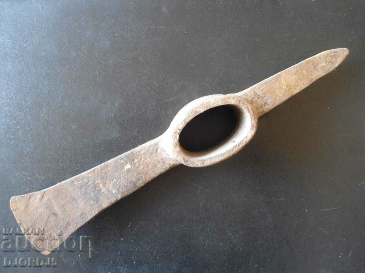 Old pickaxe, 2,100 kg.