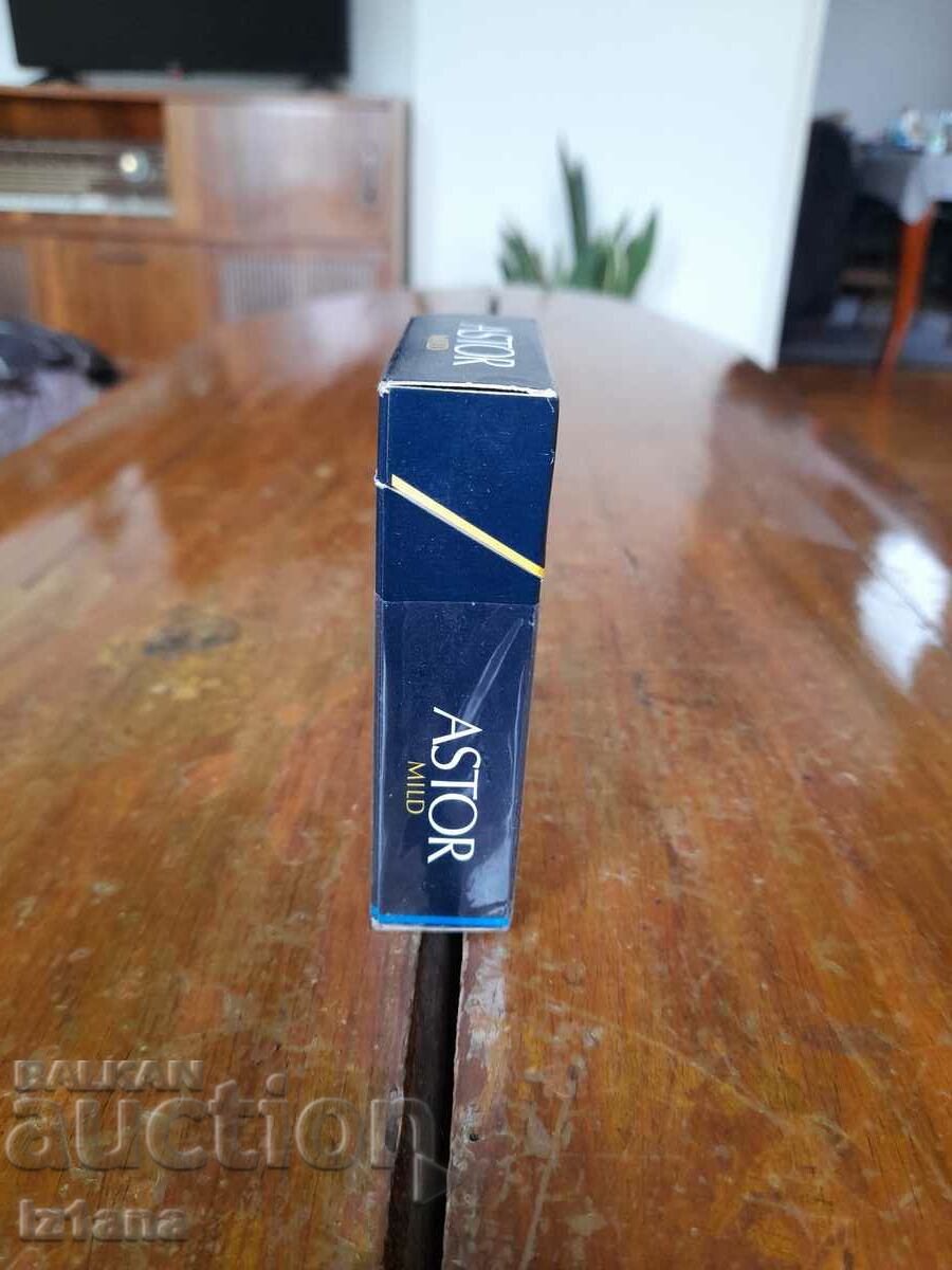 O cutie veche de țigări Astor cu preț 35.00 BGN | € 17.90