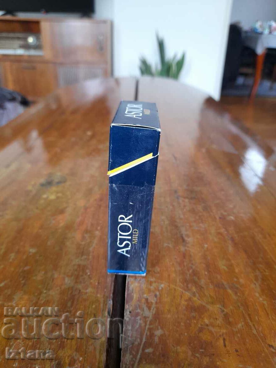 Livrarea O cutie veche de țigări Astor