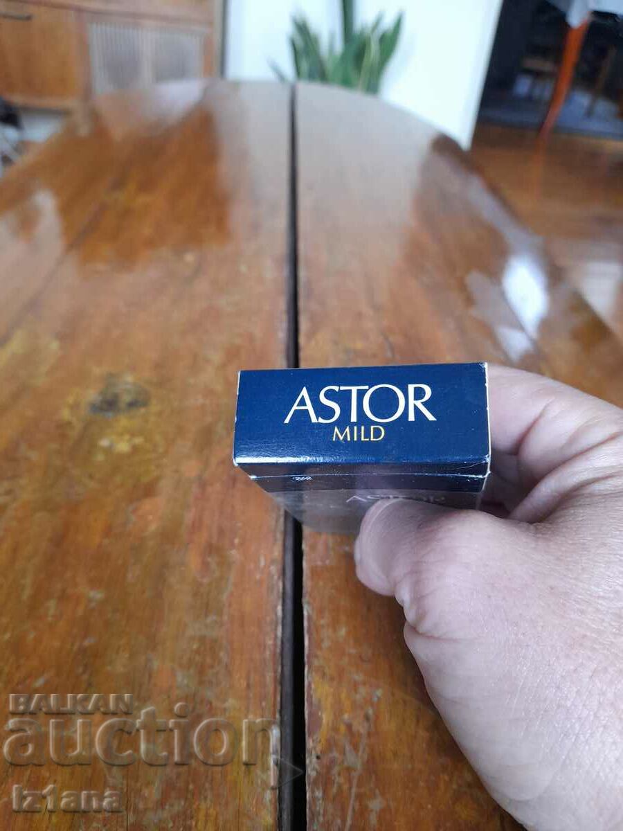 O cutie veche de țigări Astor - 5