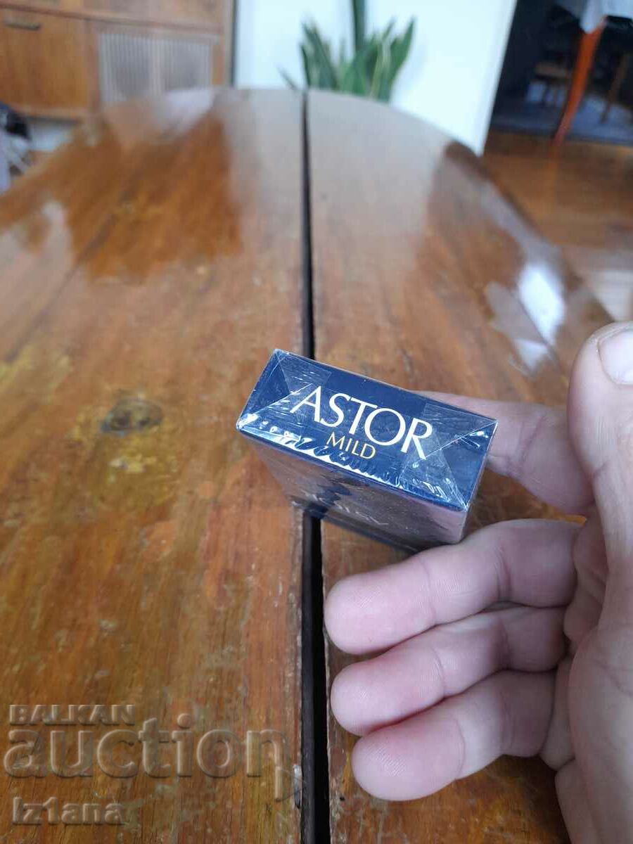 O cutie veche de țigări Astor - 6