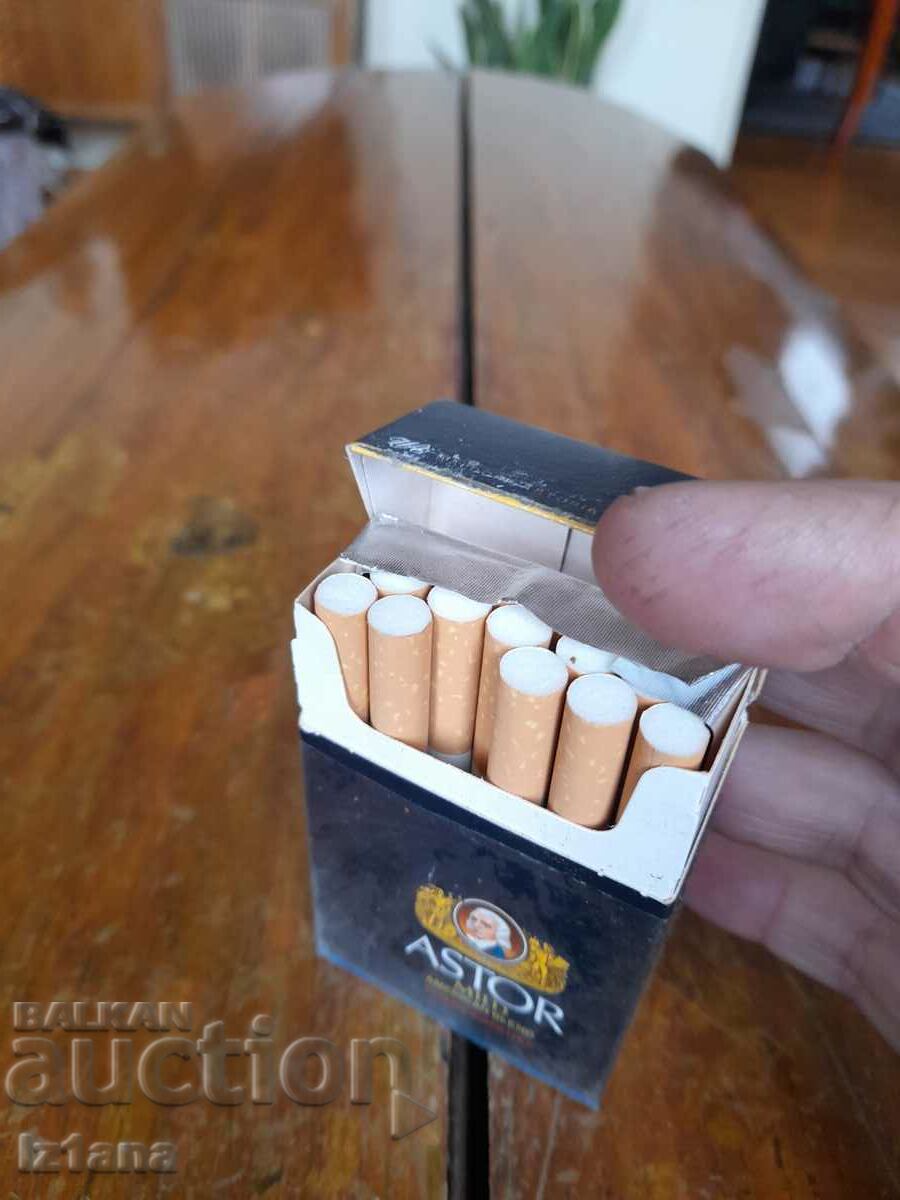 O cutie veche de țigări Astor - 7