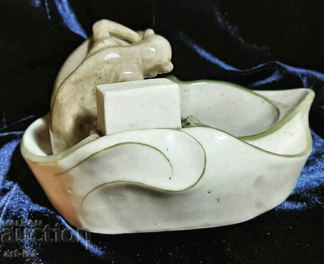 A unique porcelain figure - 5 A unique porcelain figure - 5