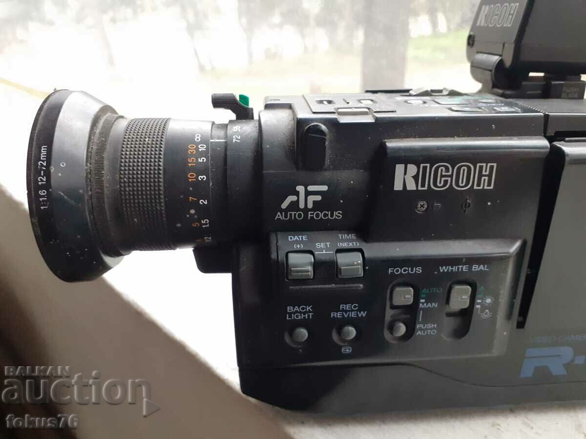 Livrarea Vechiul aparat foto Ricoh Livrarea Vechiul aparat foto Ricoh