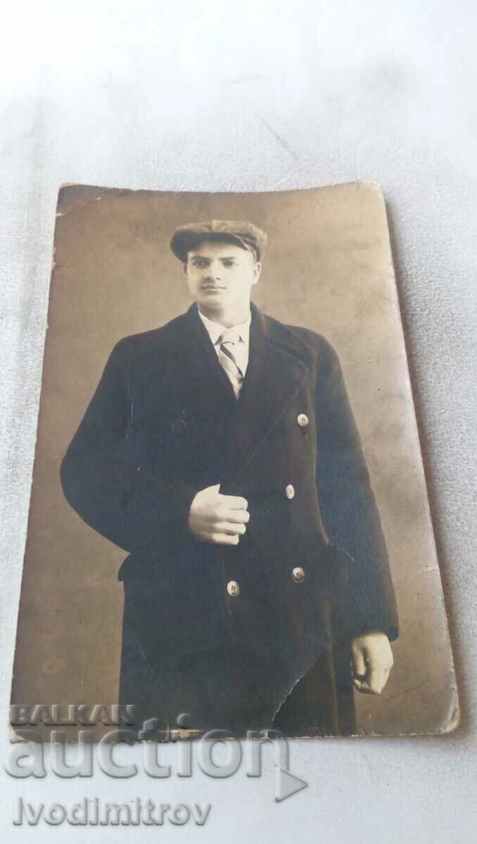 Снимка Млад мъж с каскет 1937