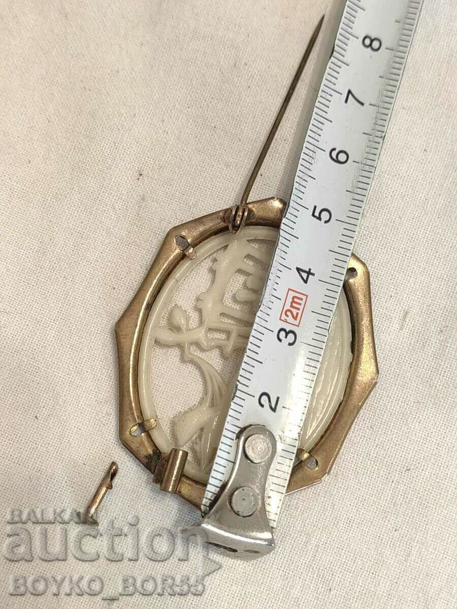 Delivery of Lovely Large Antique Royal Gold Plated Brooch Delivery of Lovely Large Antique Royal Gold Plated Brooch