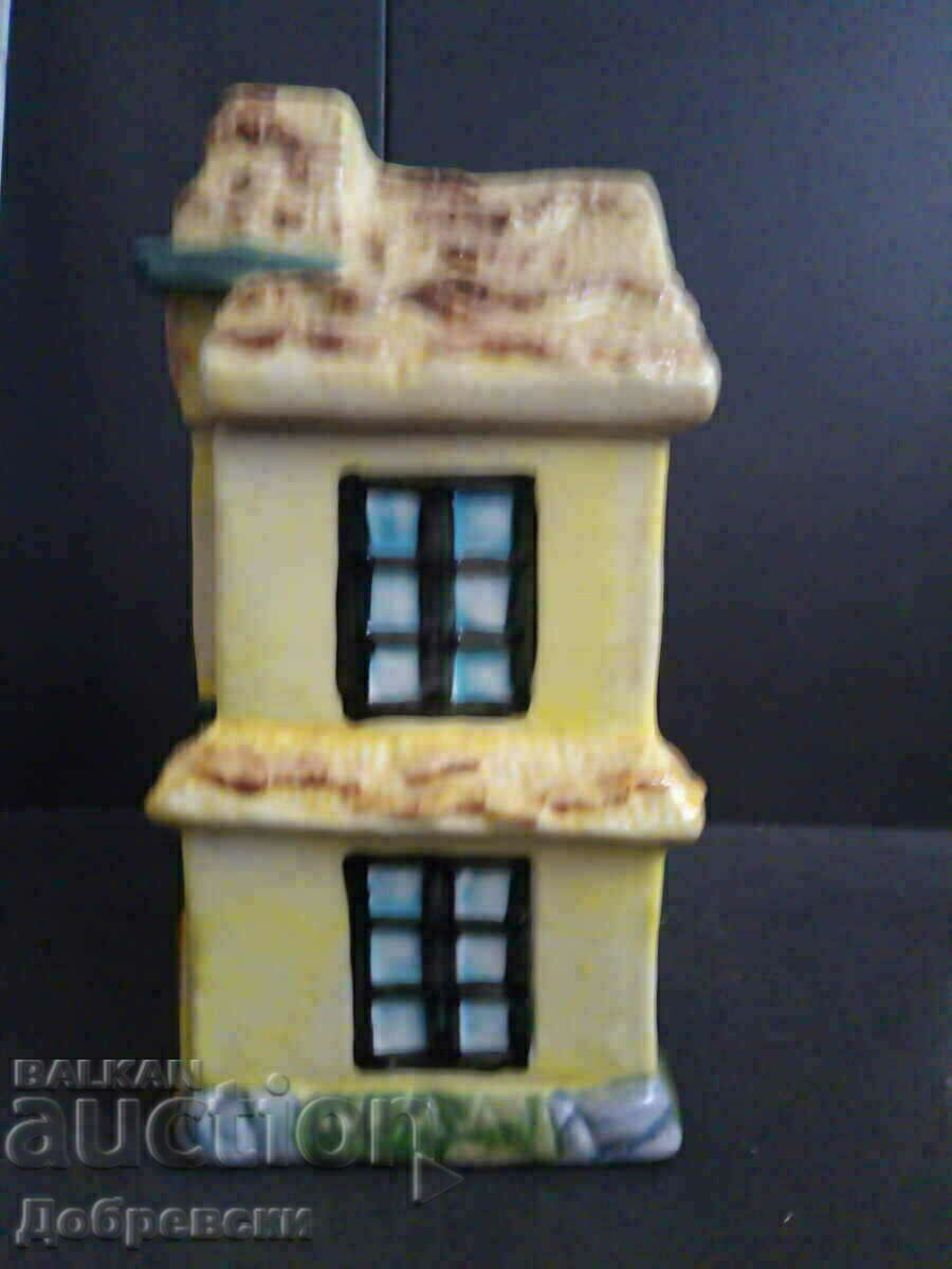 Доставка на Порцеланова къща- буркан Доставка на Порцеланова къща- буркан