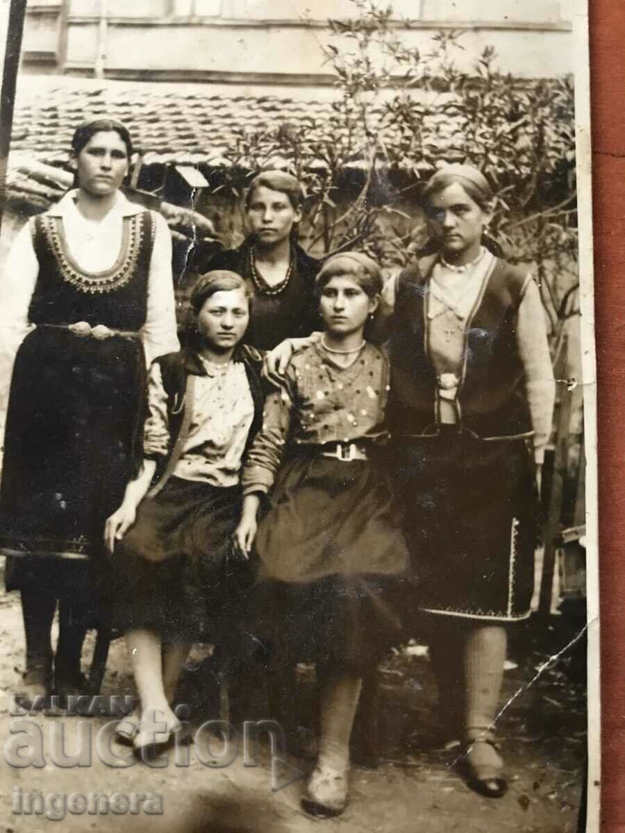 PHOTO OLD PHOTO OF ETHNICITY WEARING FOLKLORE with price 8.00 BGN | € 4.09 PHOTO OLD PHOTO OF ETHNICITY WEARING FOLKLORE with price 8.00 BGN | € 4.09