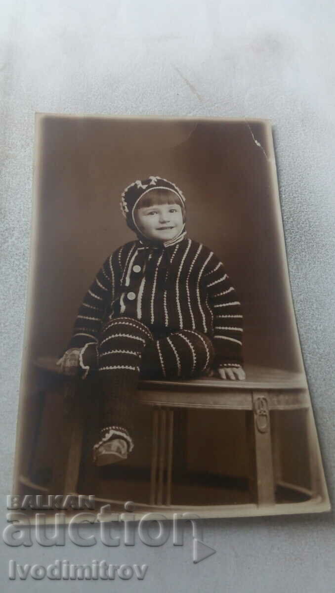 Снимка Асеновградъ Момиченце седнало на малка масичка 1931