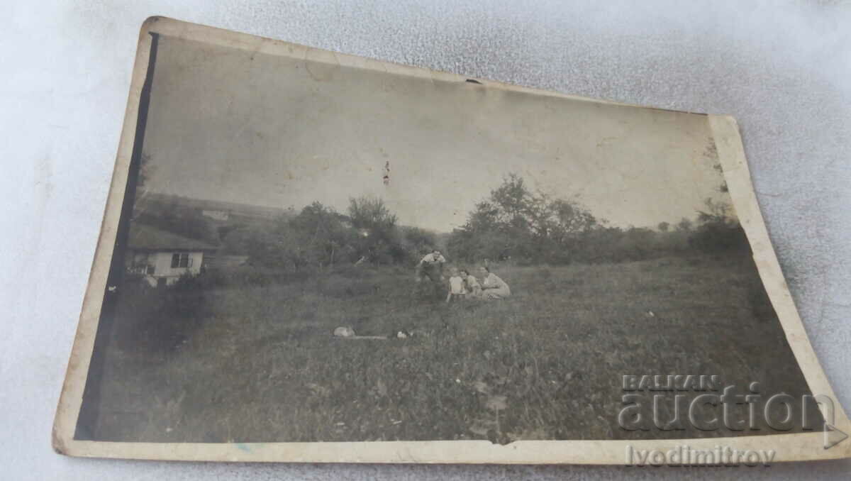 Снимка Белопопци Мъж две жени и малко момченце на поляната