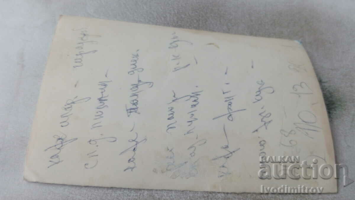 Φωτογραφία Άνθρωπος μπροστά από μια μπουλντόζα με τιμή 0.85 BGN | € 0.43 Φωτογραφία Άνθρωπος μπροστά από μια μπουλντόζα με τιμή 0.85 BGN | € 0.43