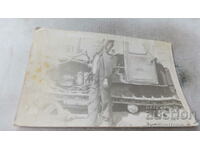 Fotografie Bărbat în fața unui buldozer