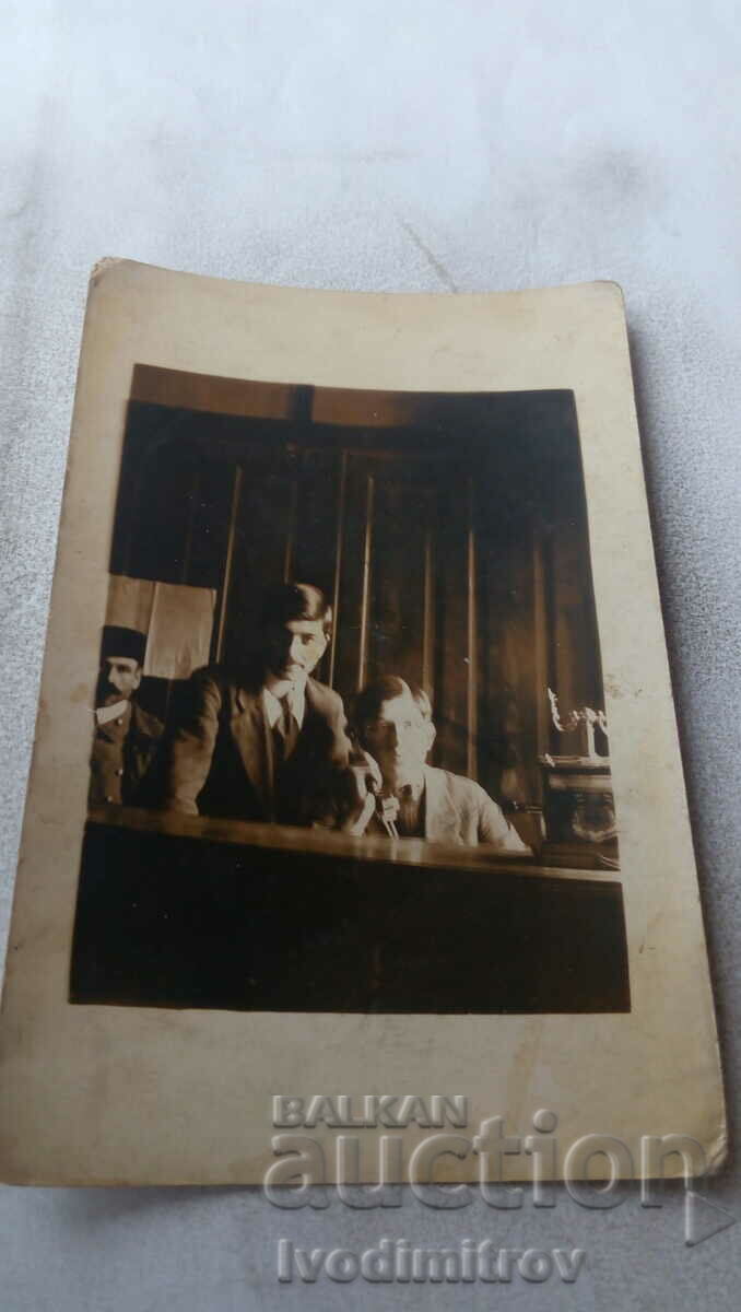 Φωτογραφία Δύο άντρες πίσω από ένα γραφείο με ένα vintage τηλέφωνο
