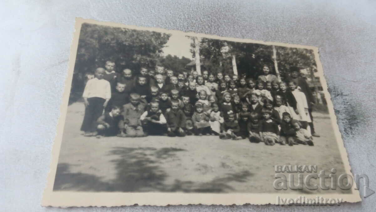 Φωτογραφία Μαθητές με τους δασκάλους τους στο πάρκο
