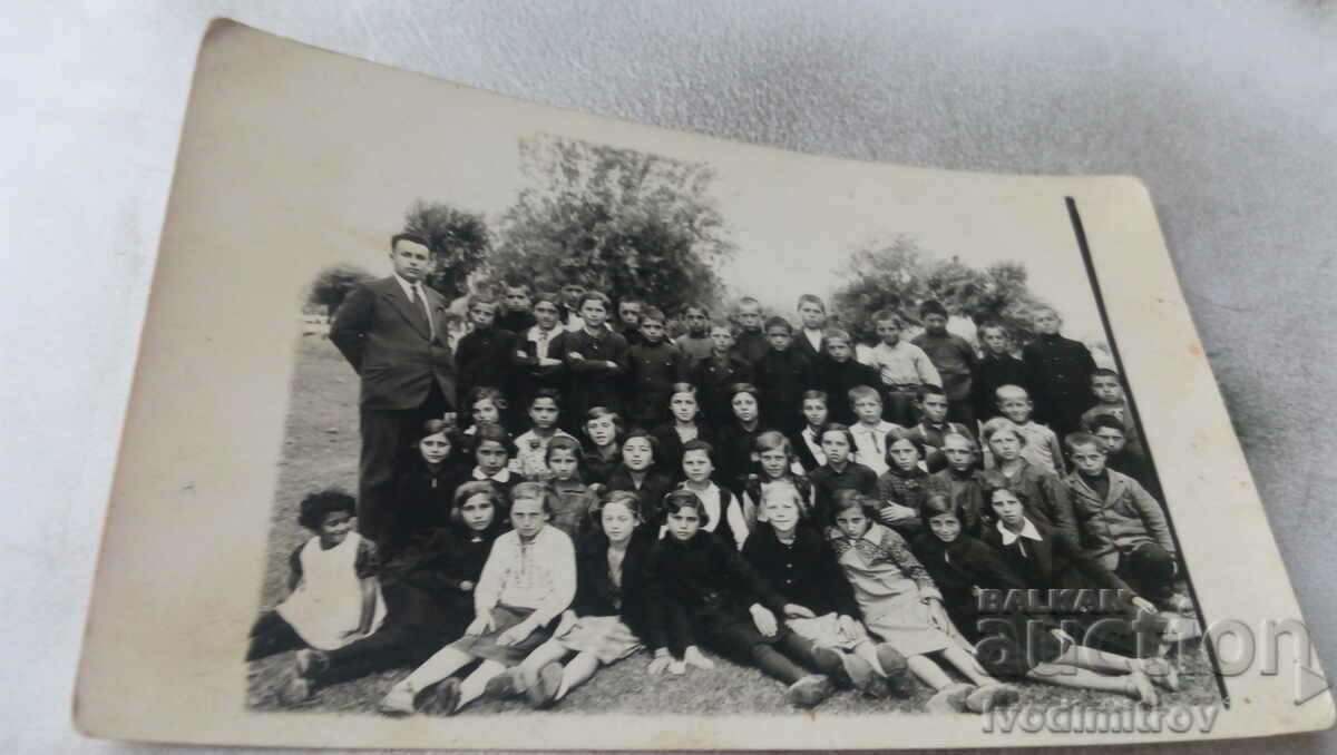 Снимка Ученици със своя учител