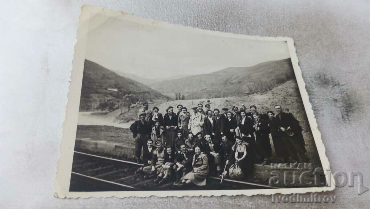 Fotografie Bărbați și femei de-a lungul unei linii de cale ferată în drum spre Svoge