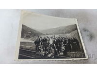 Fotografie Bărbați și femei de-a lungul unei linii de cale ferată în drum spre Svoge