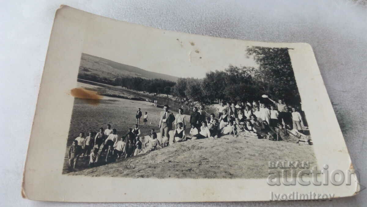 Fotografie Zlatitsa Bărbați, femei și copii de-a lungul râului 1935