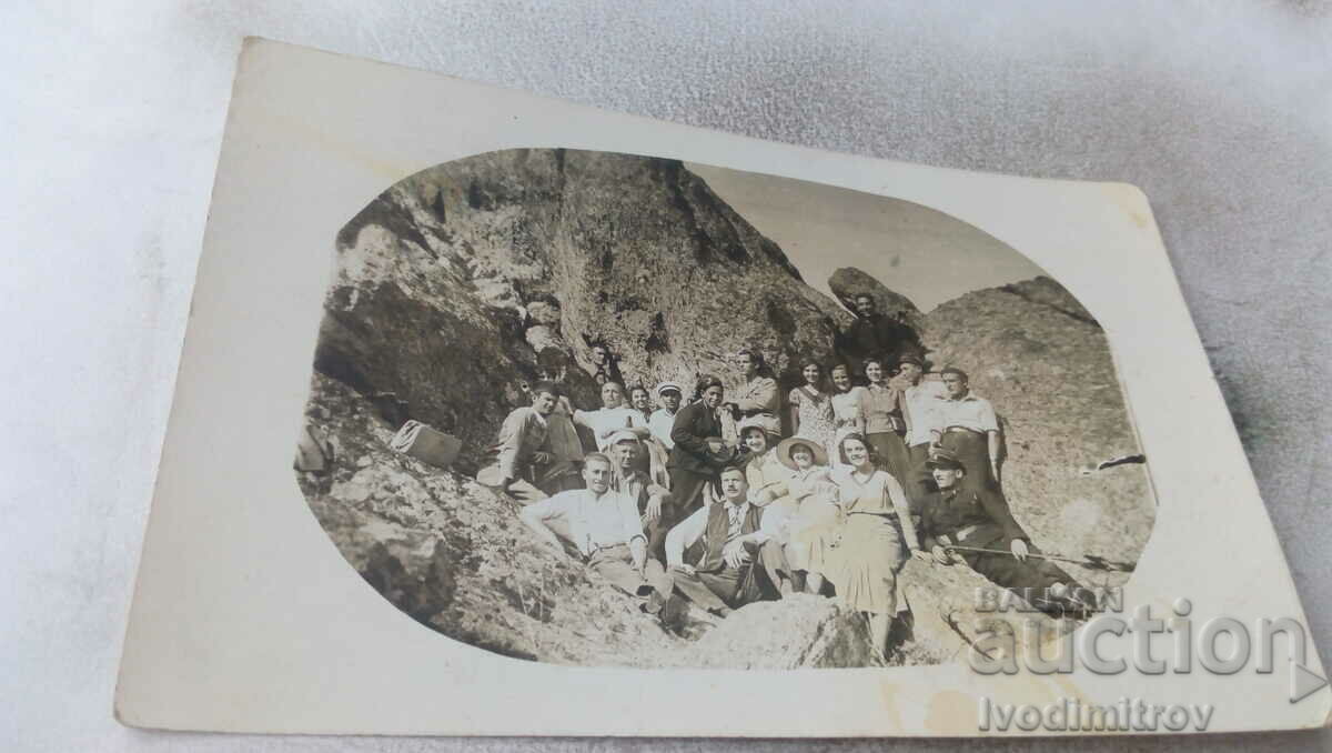 Photo Young men and women on rocks in the Karandile area
