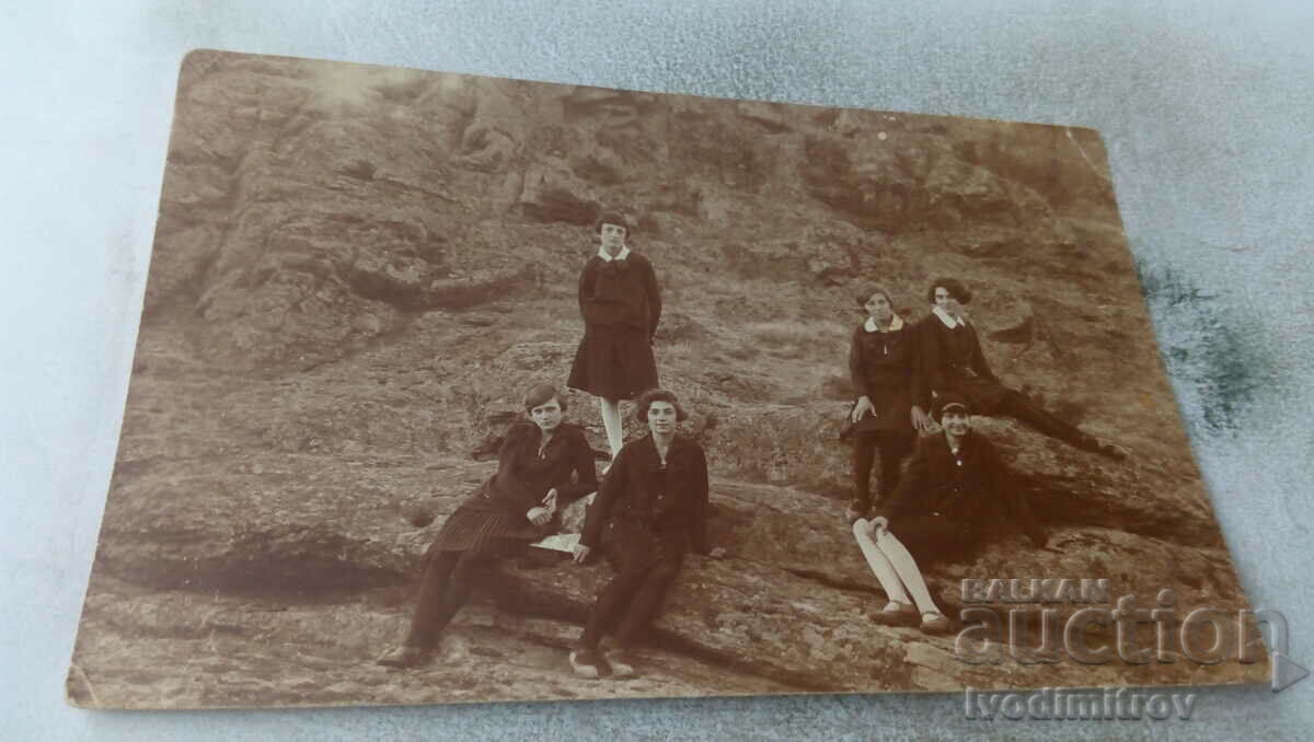 Imagine Șase fete tinere pe stânci