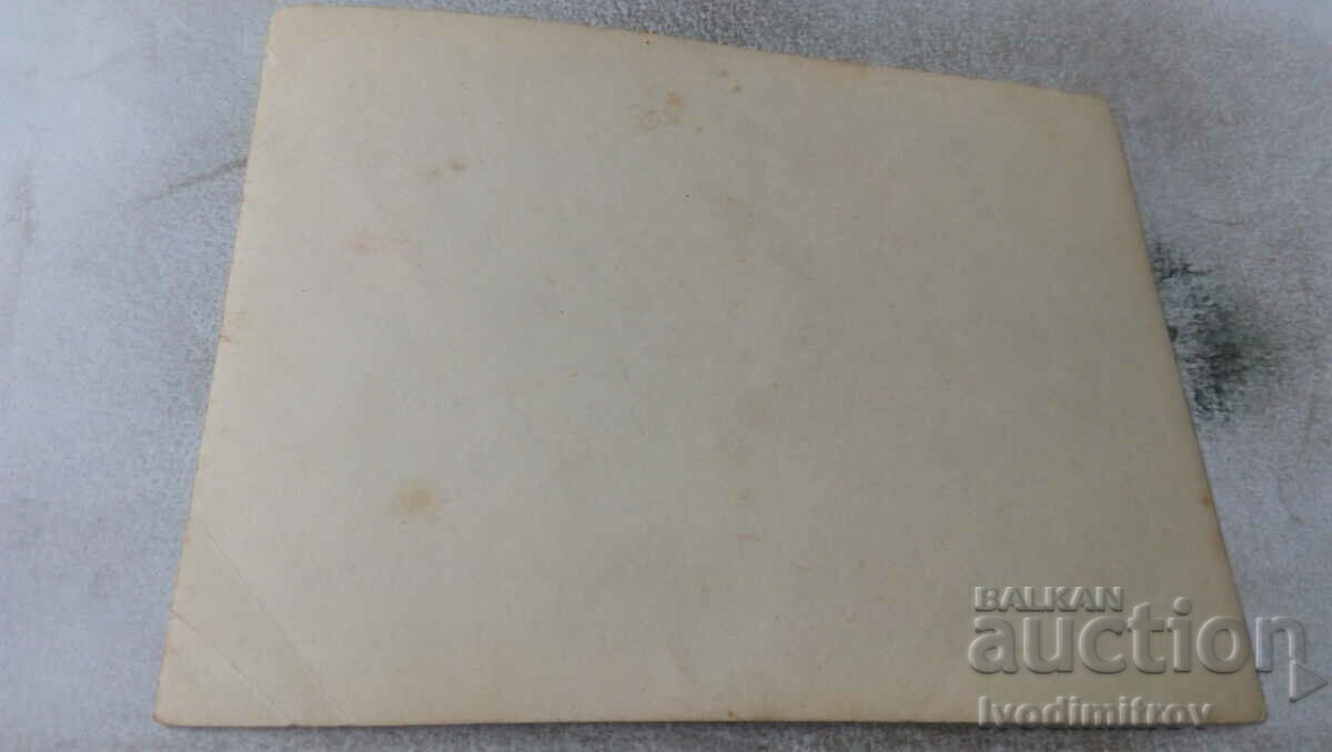 Φωτογραφία Άνδρες και γυναίκες στο πάρκο με τιμή 0.85 BGN | € 0.43 Φωτογραφία Άνδρες και γυναίκες στο πάρκο με τιμή 0.85 BGN | € 0.43