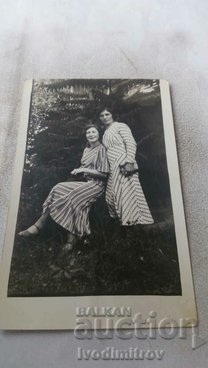 Снимка Две млади жени в двора на къщата си