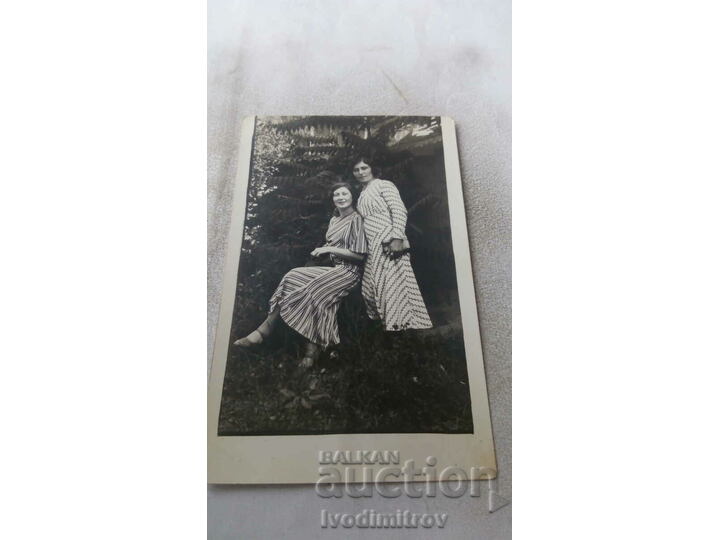 Снимка Две млади жени в двора на къщата си Стари снимки Изделия от хартия Balkanauction
