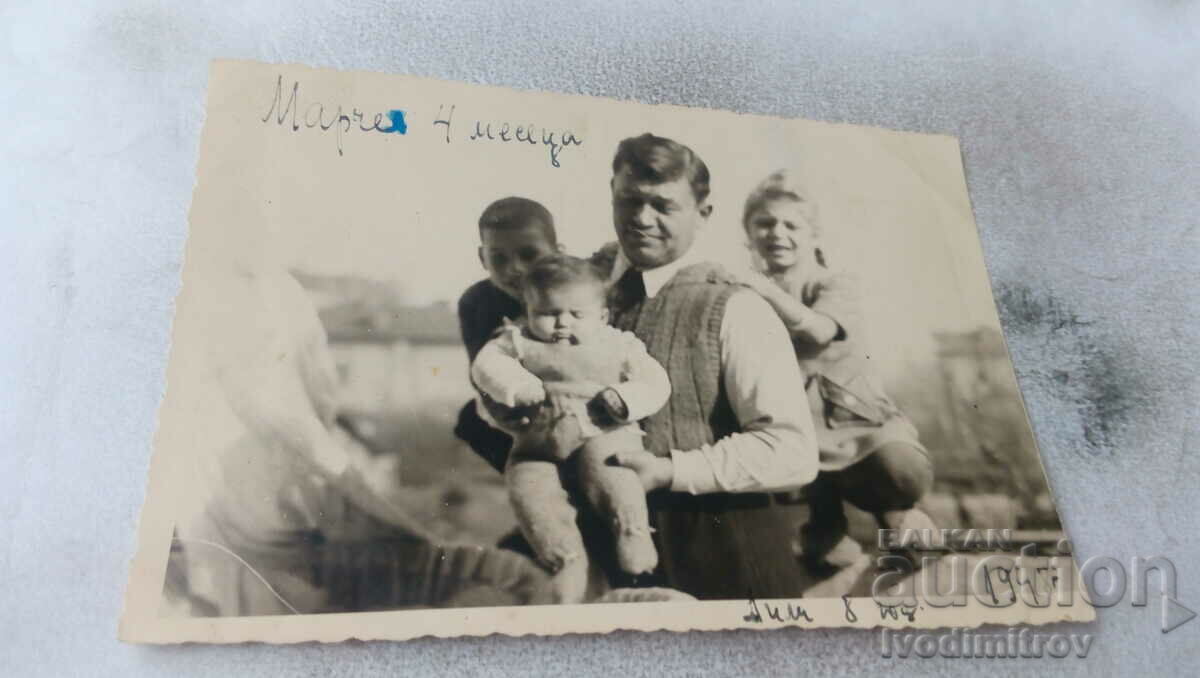 Photo Man and three children 1948