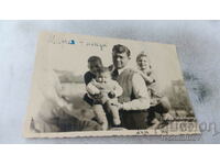 Foto Bărbat și trei copii 1948