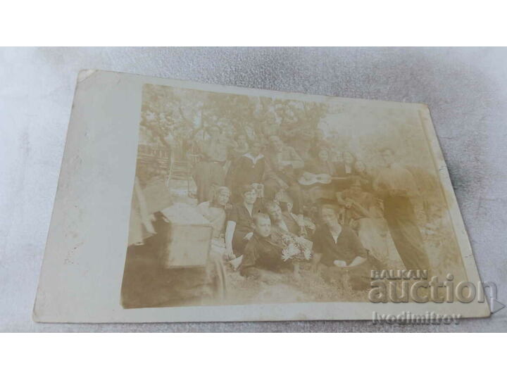 Снимка Мъже жени и деца в двора Стари снимки Изделия от хартия Balkanauction