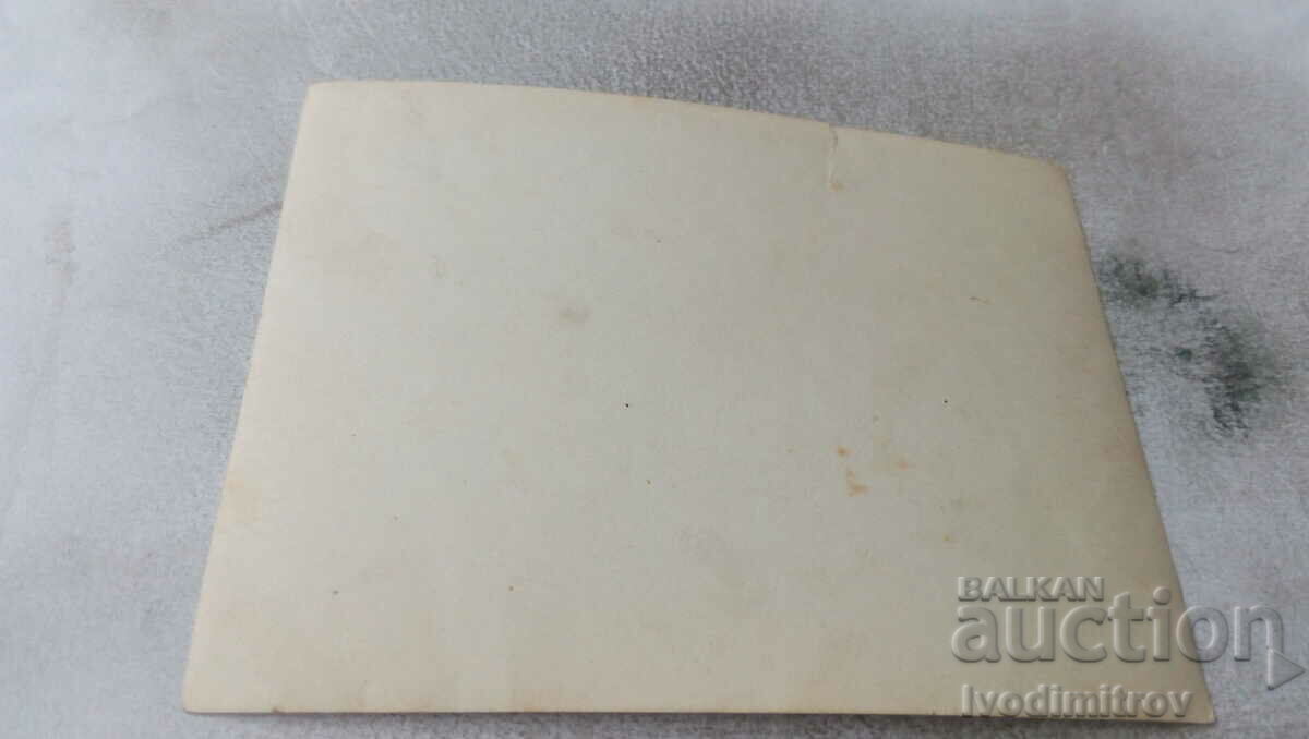 Φωτογραφία Δύο άντρες δίπλα σε φράχτη με τιμή 0.65 BGN | € 0.33 Φωτογραφία Δύο άντρες δίπλα σε φράχτη με τιμή 0.65 BGN | € 0.33