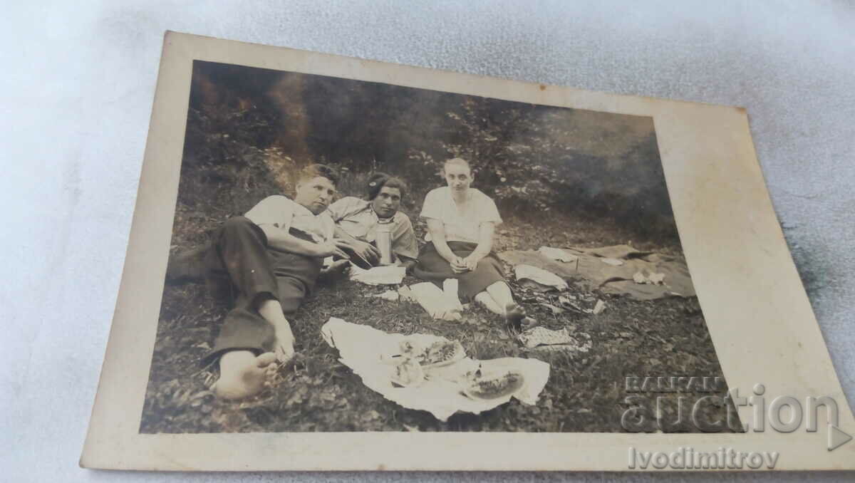Picture Two men and a woman on a picnic