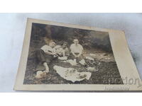 Снимка Двама мъже и жена на пикник