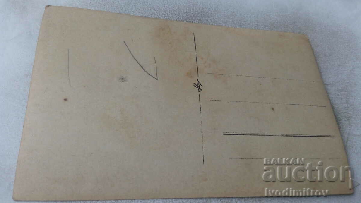 Φωτογραφία Γυναίκα και δύο αγόρια σε έναν ξύλινο πάγκο με τιμή 0.85 BGN | € 0.43 Φωτογραφία Γυναίκα και δύο αγόρια σε έναν ξύλινο πάγκο με τιμή 0.85 BGN | € 0.43