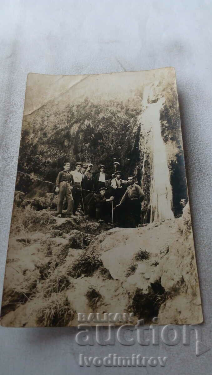 Foto Tineret lângă o cascadă