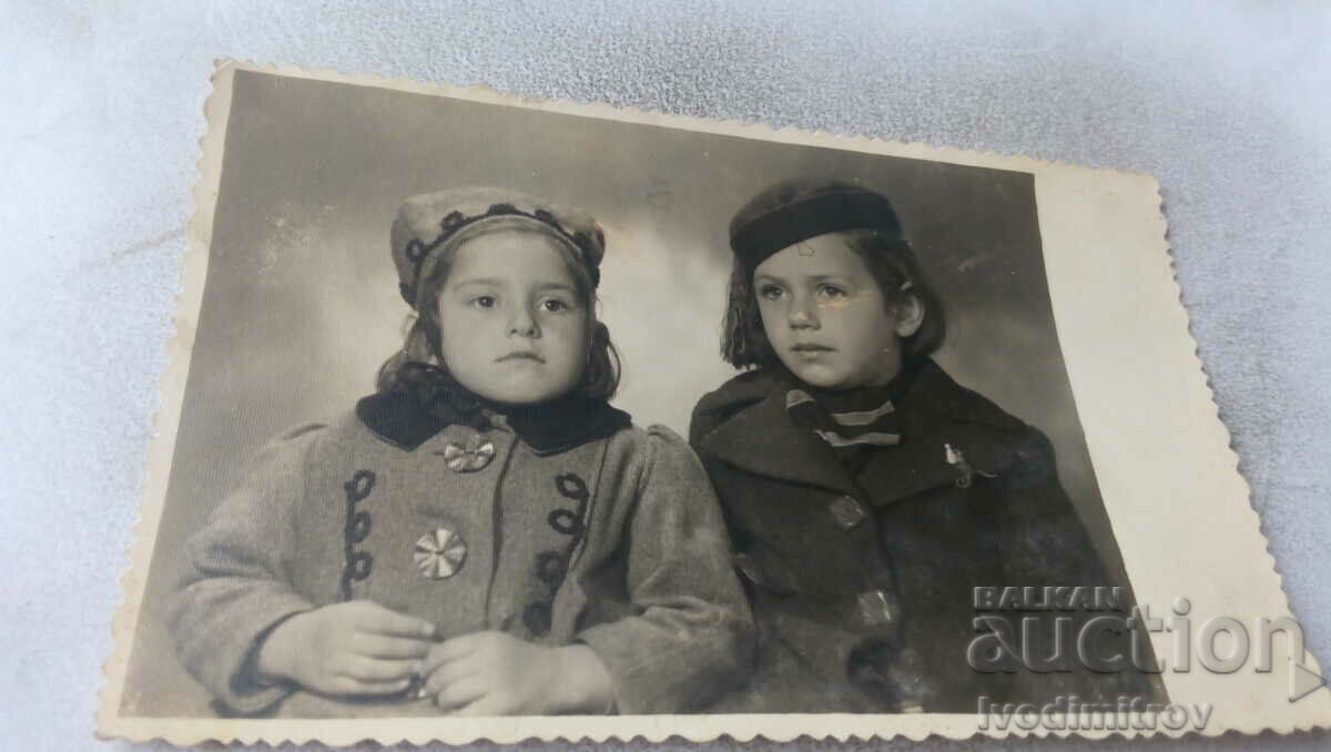 Снимка Две момичета 1943