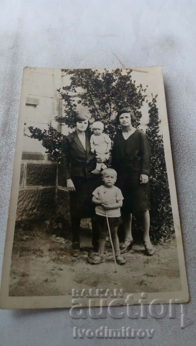 Снимка Две жени и две деца в двора