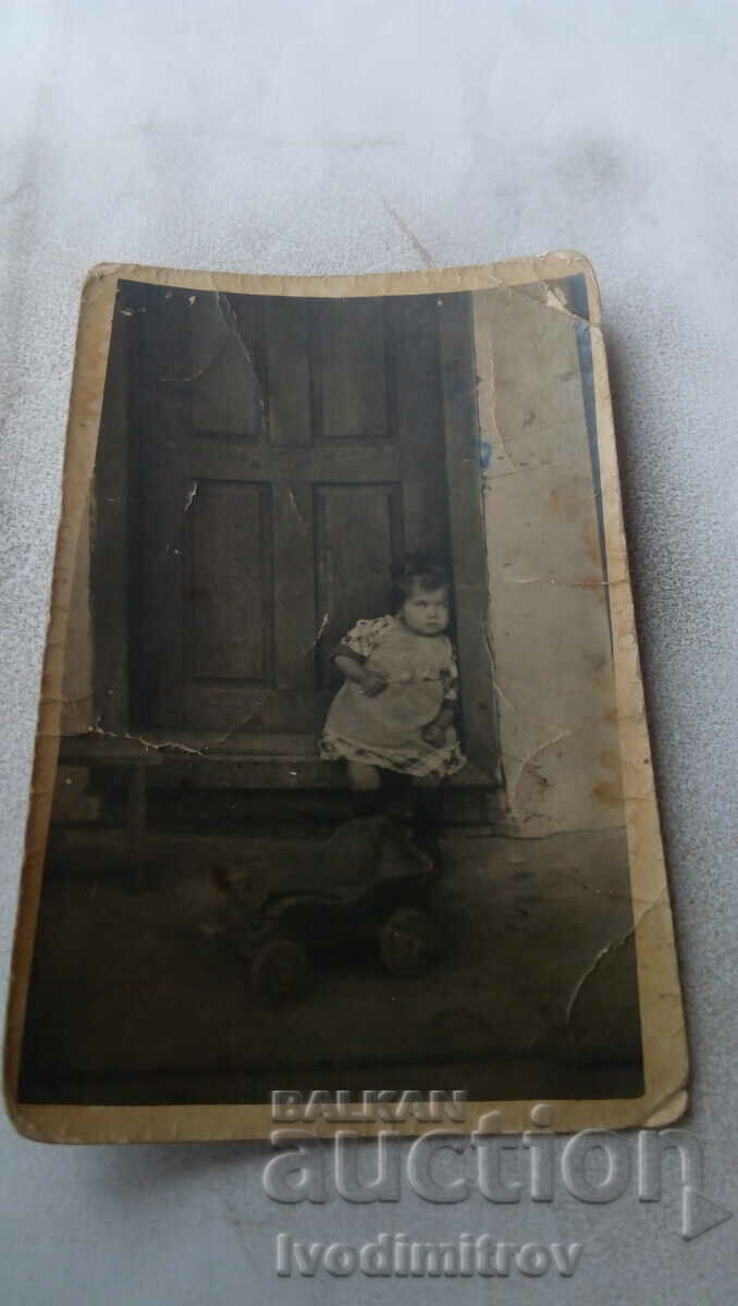 Снимка Белово Малко момиченце на прага на входна врата