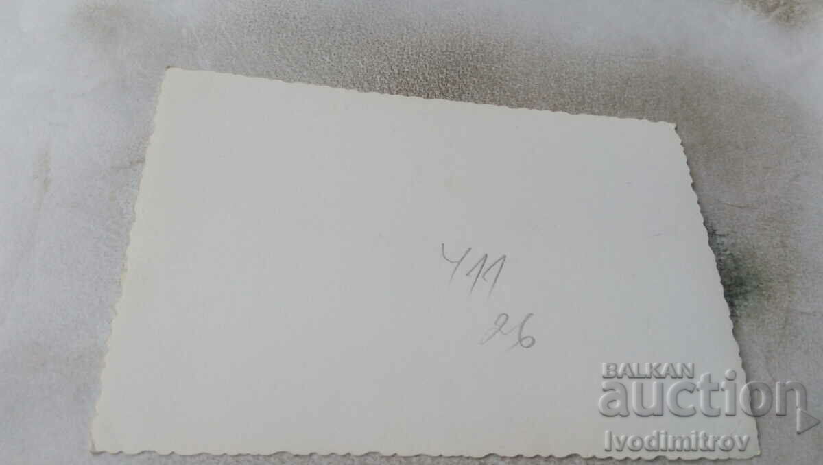 Φωτογραφία νεόνυμφων με τους φίλους τους με τιμή € 0.38 | 0.74 BGN