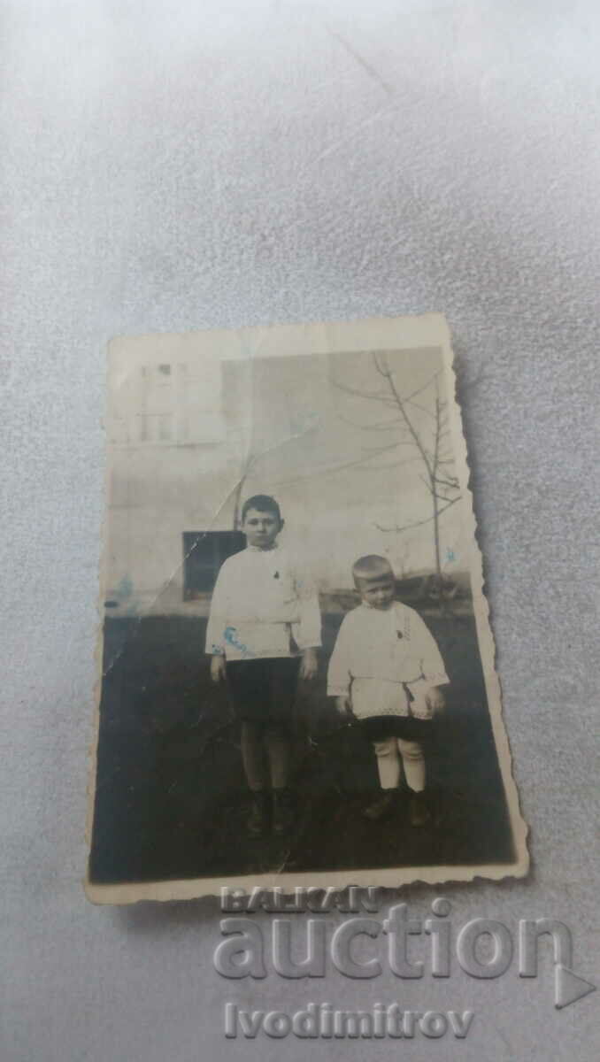 Снимка Две момчета в двора 1955